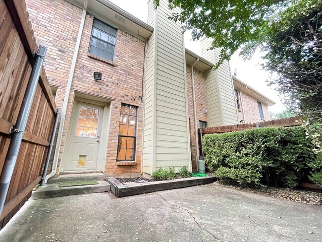 Building Photo - Cozy Townhome Minutes to the Chisholm Trai...