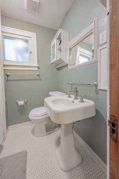 Building Photo - 118 Nassau Ave