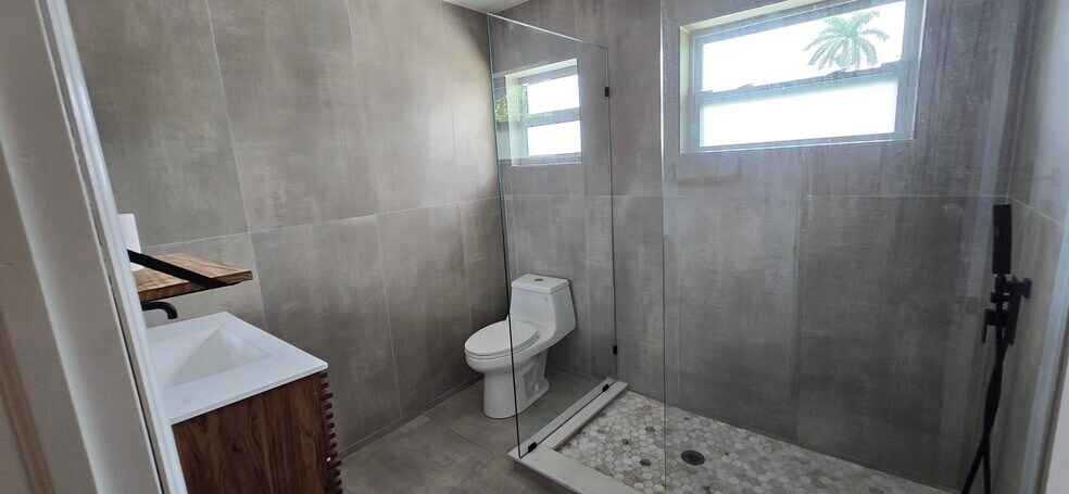 Building Photo - 201 NE 2nd Ave