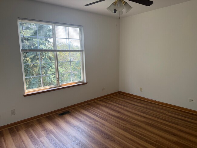 Building Photo - 211 Monarch Dr