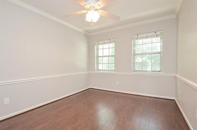 Building Photo - 940 Wycliffe Dr