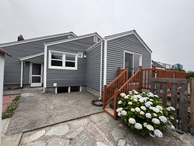 Building Photo - Charming Bremerton Home with Fenced Yard