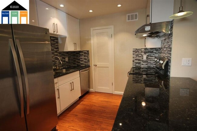 Building Photo - $2990 Stunning Remodeled 2BR/2BA Condo in ...
