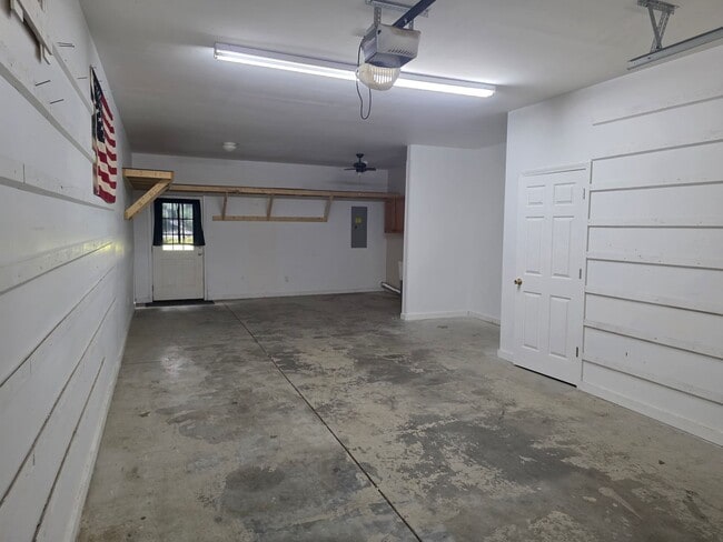 Building Photo - 3 bedroom 3 bath townhouse with one car ga...