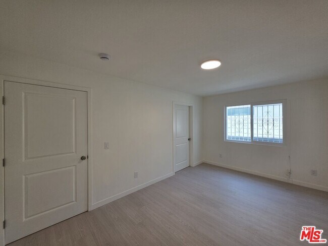 Building Photo - 912 N Ridgewood Pl