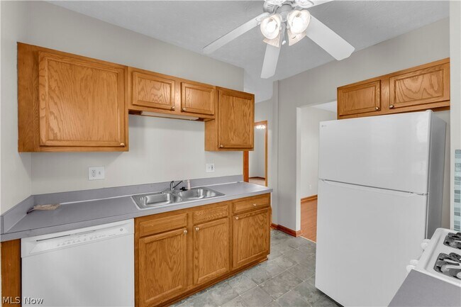 Building Photo - 1460 E 204th St
