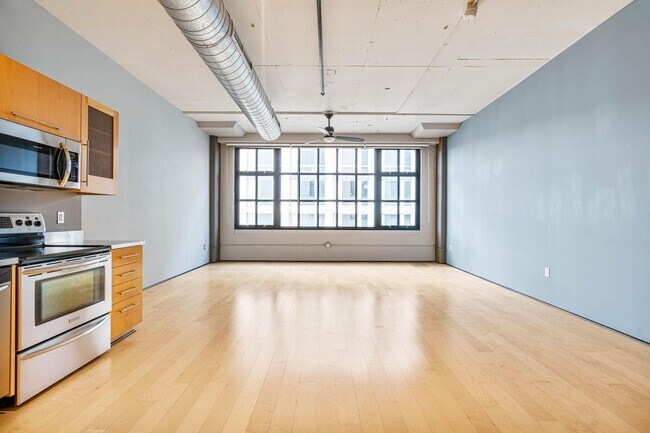 Building Photo - Stylish, south-facing 1-bdrm/1-bath loft in the Pearl—Deeded parking & storage
