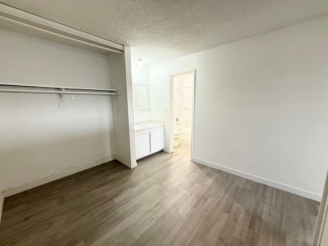 Building Photo - Convenient Studio Across from UNLV!