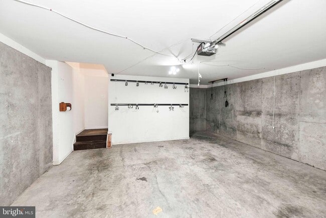 Building Photo - 13592 Village Green Dr