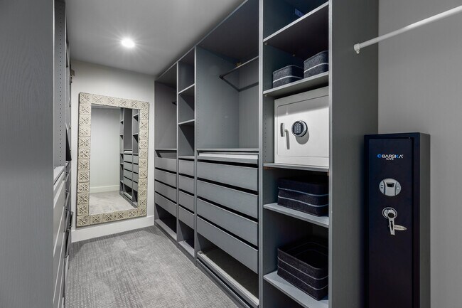 Building Photo - 4545 S Thousand Oaks Dr