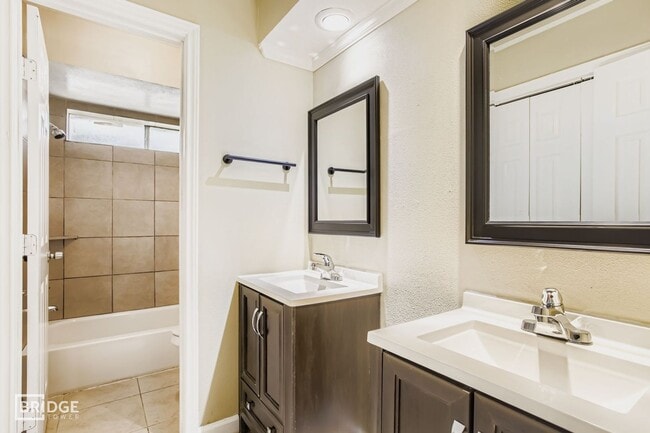 Building Photo - 15710 Sandy Hill Dr