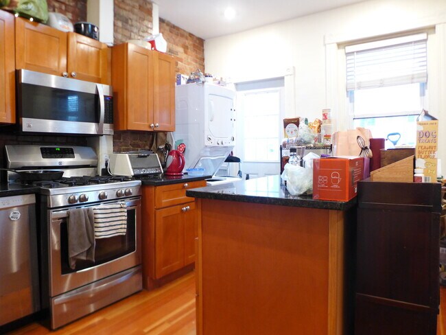 Primary Photo - 15 Bynner St