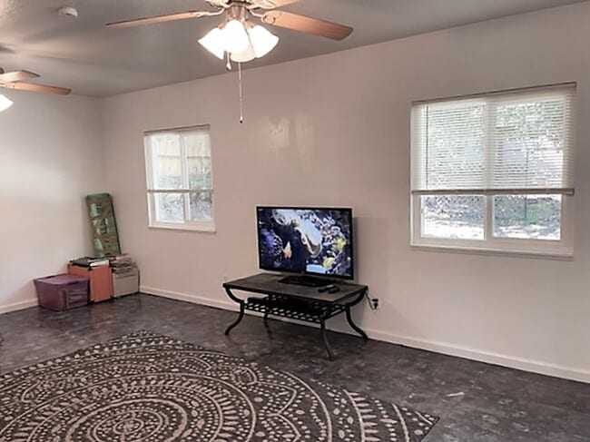Building Photo - Lovely Home in W. Redding!!