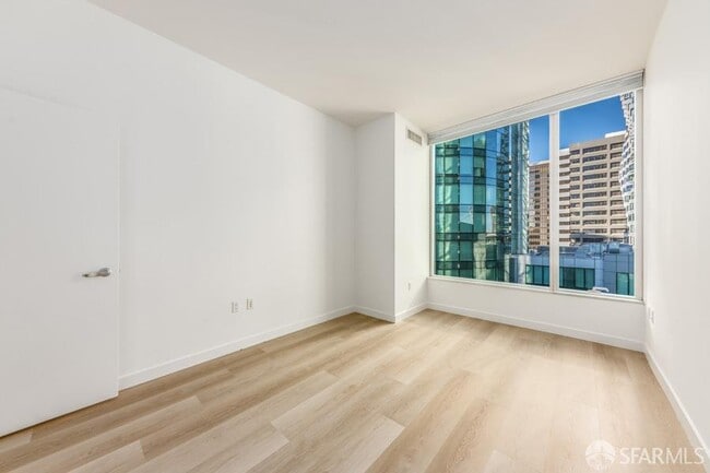 Building Photo - 333 Main St