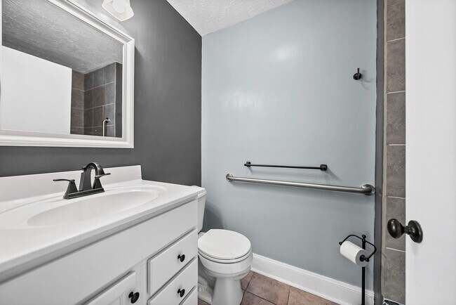 Building Photo - Renovated 3 Bedroom Pet Friendly Home For Rent!