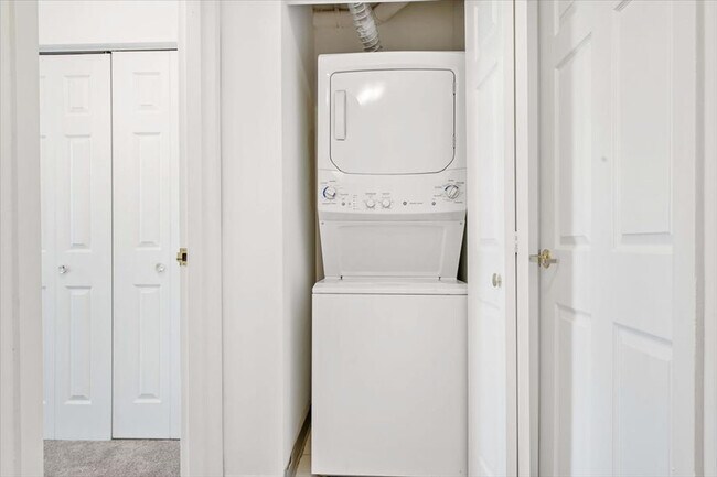 Building Photo - 330 River St