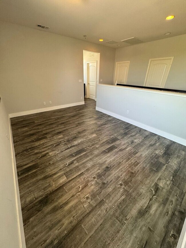 Building Photo - Stunning 4/3 in Roseville! 2 Car Garage!
