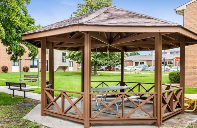 Building Photo - 1127 S Linn St