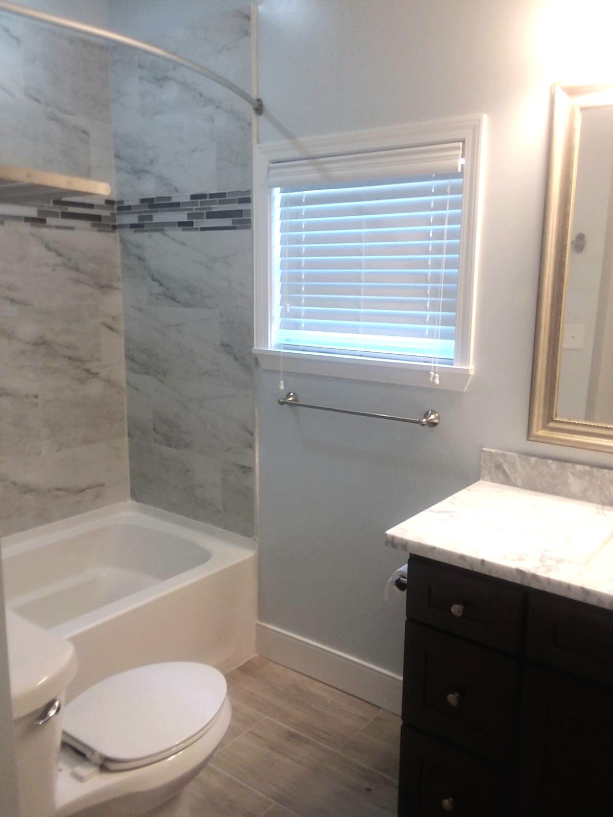 Shower/tub #1 - 2109 Rousseau St