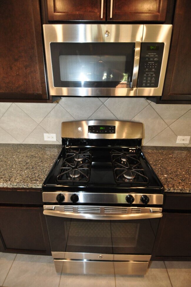 Building Photo - Washer Dryer and Refrigerator included - G...