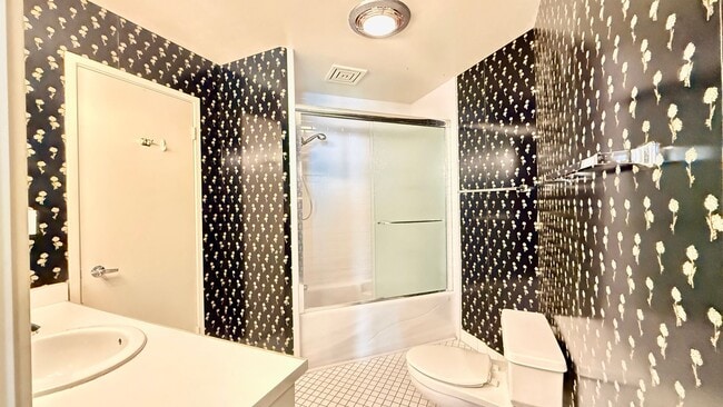 Building Photo - Comfortable Studio Living with Balcony, Parking & Storage at Daniel Burnham Court