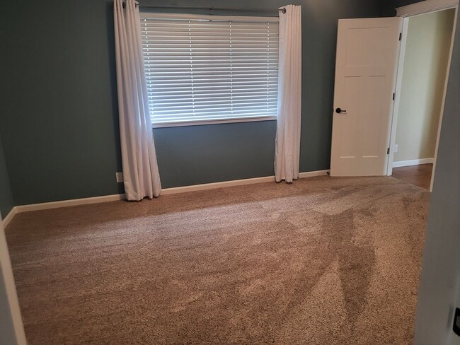 Building Photo - 3 bed 2 bath Home for Rent in Grants Pass
