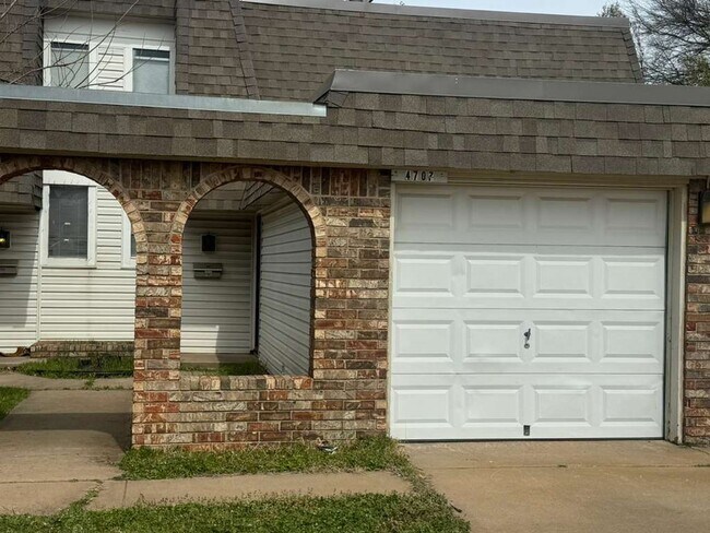 Building Photo - Spacious, Updated & Cute Home Near Lake Hefner in Close Proximity to Shopping & Dining