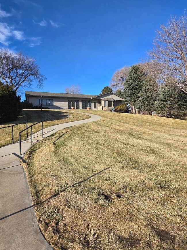 Building Photo - Home on the Lake