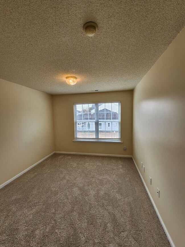 Building Photo - Comfortable 3BD, 2.5BA North Raleigh Townhome with HOA Amenities