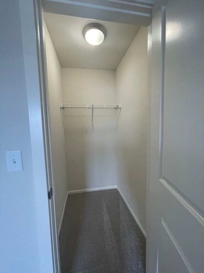 Building Photo - 4 bedrooms + BONUS ROOM And 2.5 baths Tumw...