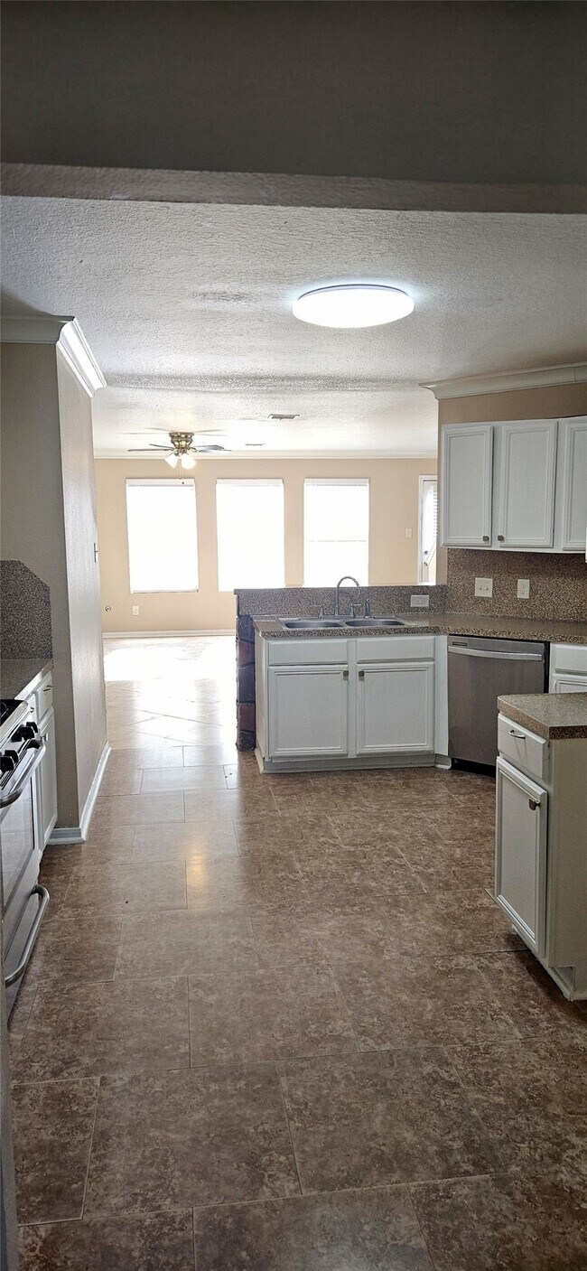 Building Photo - 3103 Barkers Crossing Ave