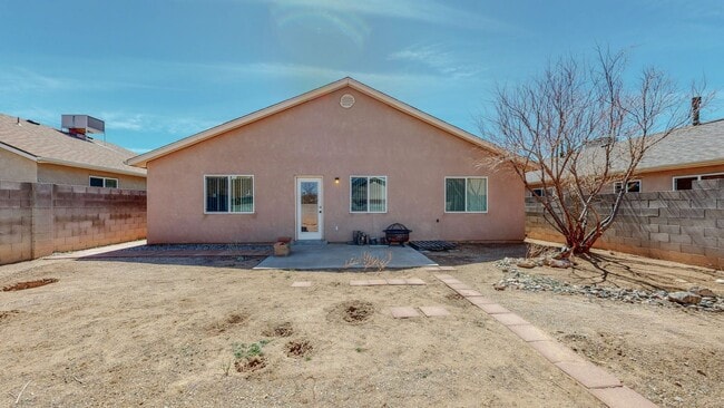 Building Photo - Lovely 3 bedroom home in convenient location.