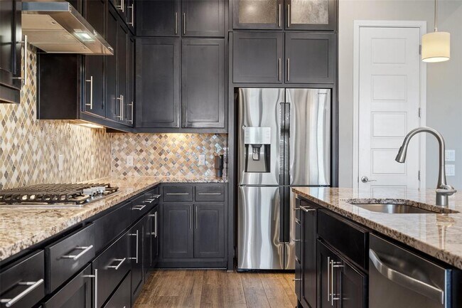 Building Photo - 5004 Mandevilla Dr