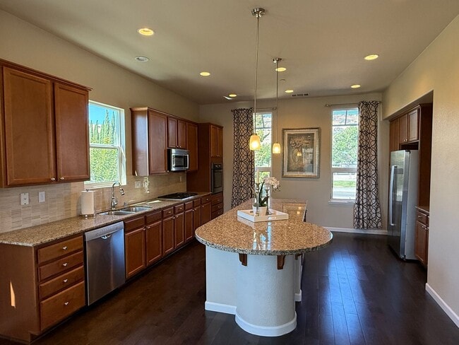 Building Photo - Executive Evergreen Valley Townhome