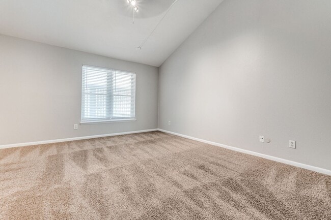 Building Photo - Modern One Bedroom Apartment in North Oak Lawn!