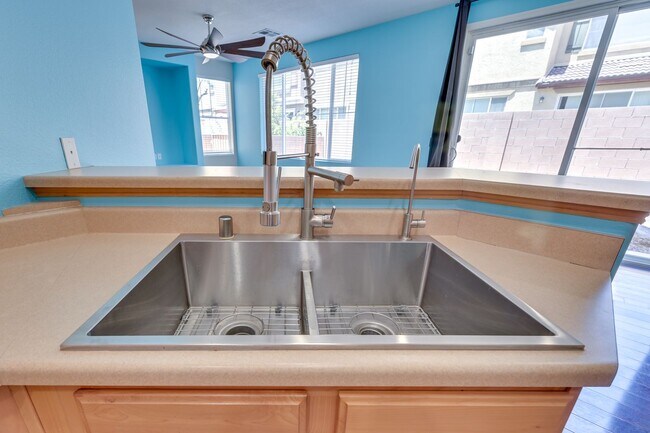 Building Photo - NW 3 bedroom!! Community Pool!! Playground...