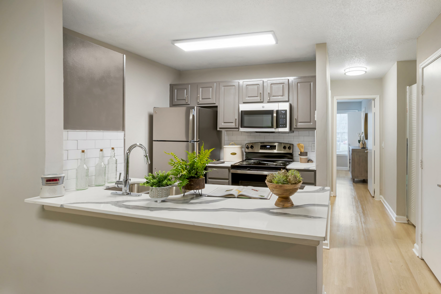 2BR, 2BA - 1101SF (Type B2) Kitchen - The Jaxon