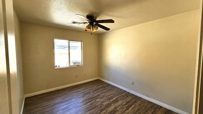Building Photo - Newly Updated Home in SW Bakersfield