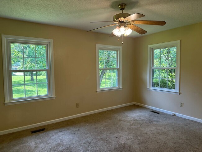 Building Photo - 3 bedroom 1.5 bath on Large Lot