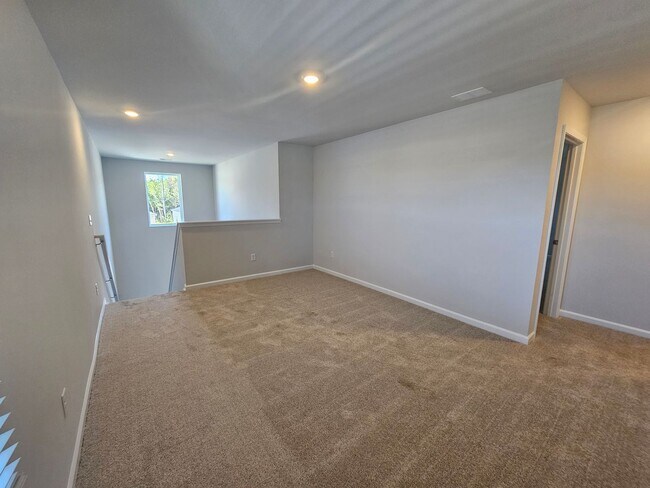 Building Photo - Waterfall Villages - 5 Bedroom- 2.5 Bath