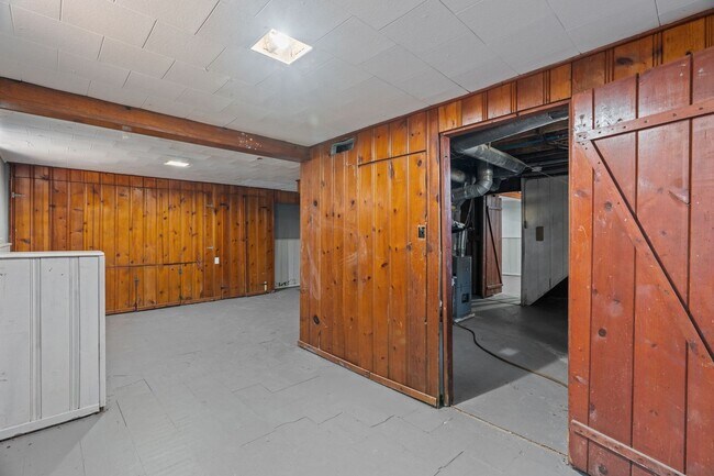 Building Photo - 3-Bedroom, 1-Bath Single-Family Home, BIG backyard!