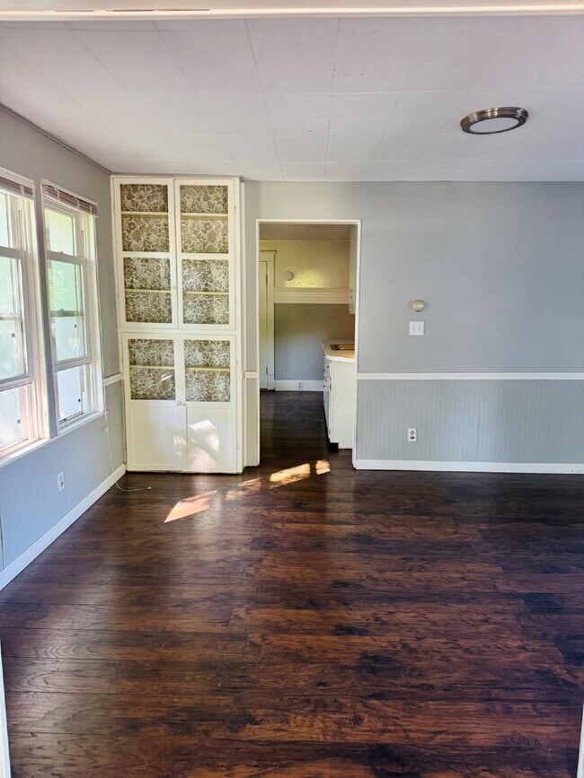 Building Photo - 3-Bedroom Rental Home Just Steps from Downtown! $1650/Month