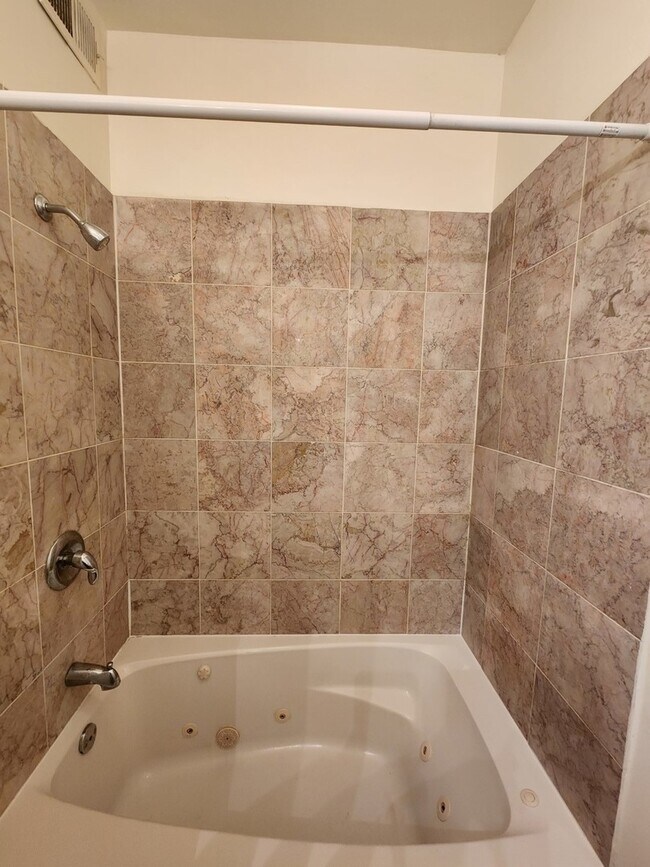 Building Photo - 6812 N Wayne Ave