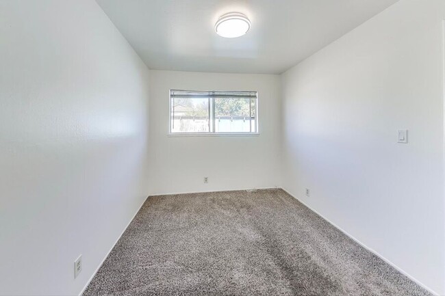 Building Photo - Spacious 2 Bed 1 Bath in San Leandro!