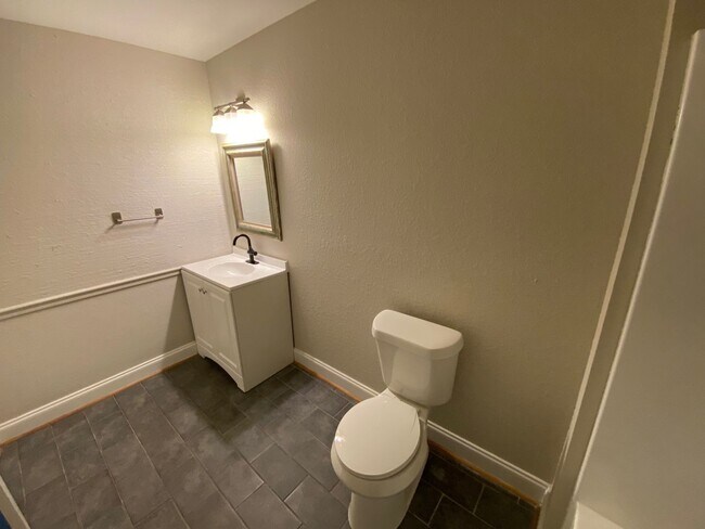 Building Photo - 1 bed apartment in Red Bank!