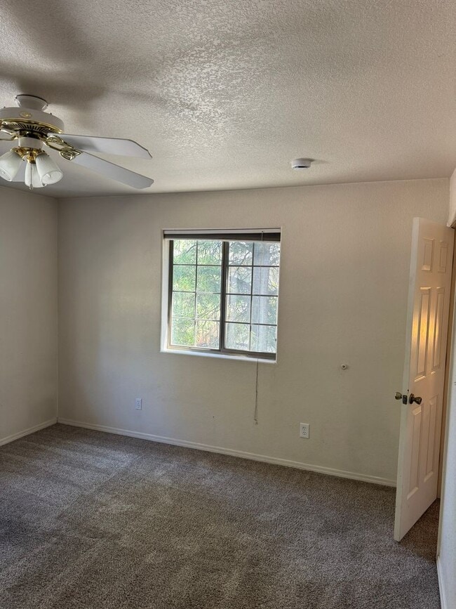 Building Photo - Ready For Move-In! Two-Level Townhome with...