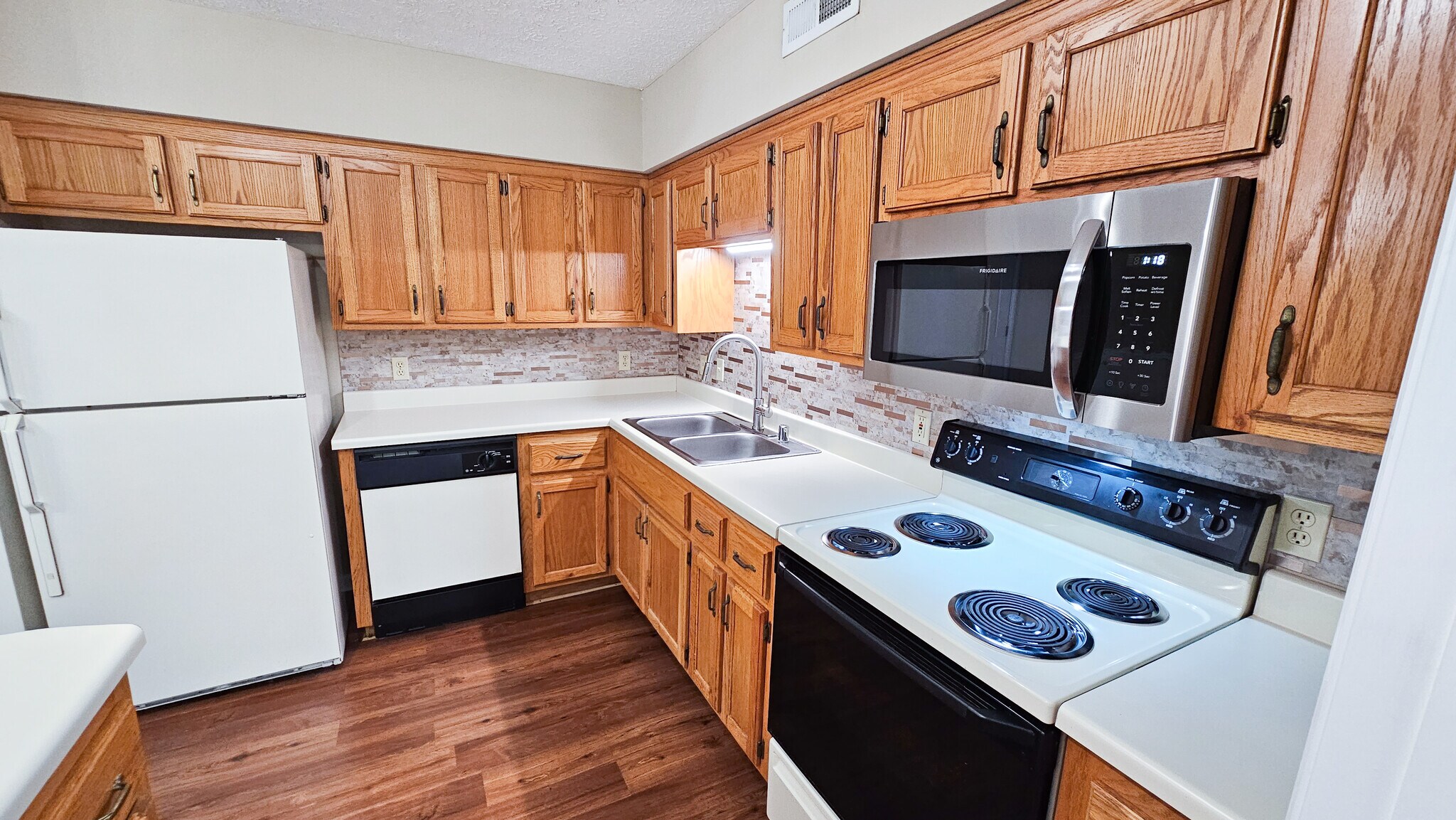 Building Photo - 140 Bright St