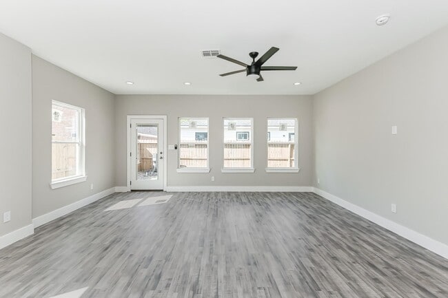 Building Photo - 3547 Dreyfus St
