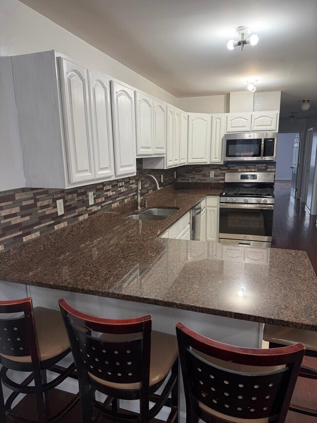 Building Photo - 183 Hutton St