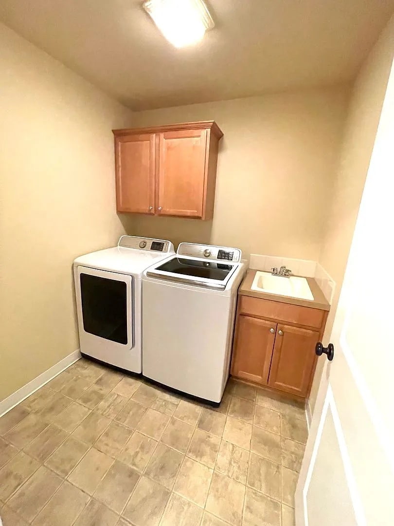laundry room - 831 NW Douglas Pl